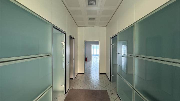 Ufficio con vetrine nel complesso del Somada ristrutturato