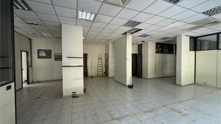 Ufficio con vetrine al piano terra nel complesso del Somada