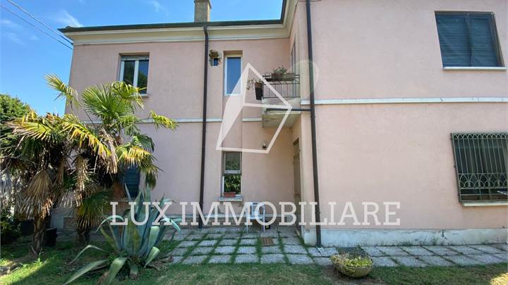 Villa bifamiliare ristrutturata con ampio giardino esclusivo