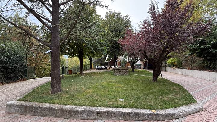 Porzione di bifamiliare libera su 3 lati con giardino e bosco privato