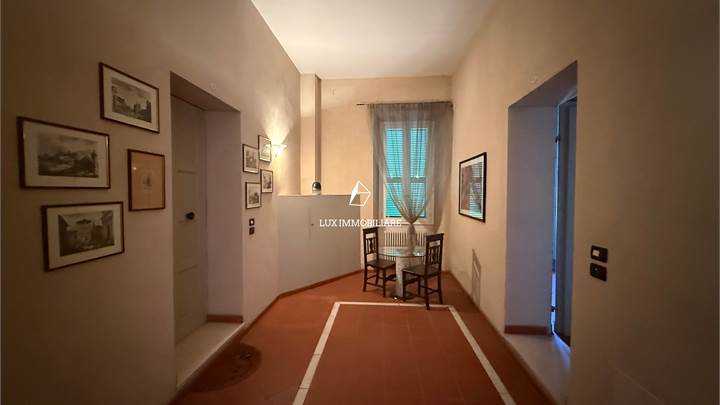 Ampio bilocale affrescato in palazzo storico 