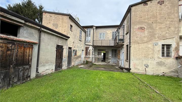 Villa Plirifamiliare da ristrutturare con giardino