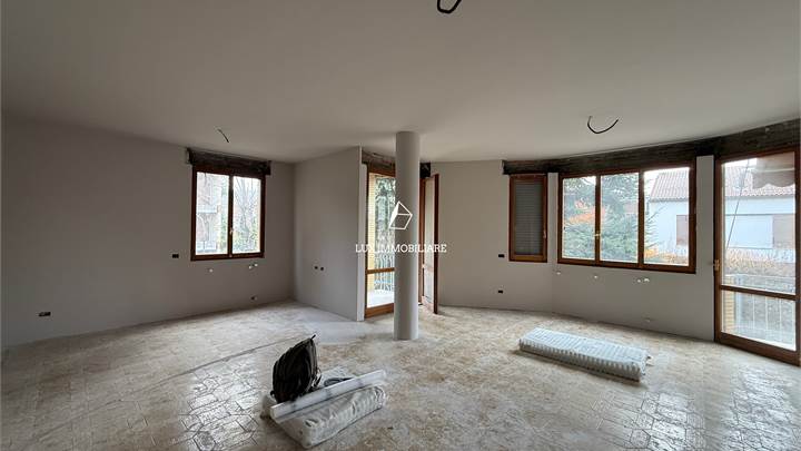 Quadrilocale in fase di ristrutturazione 